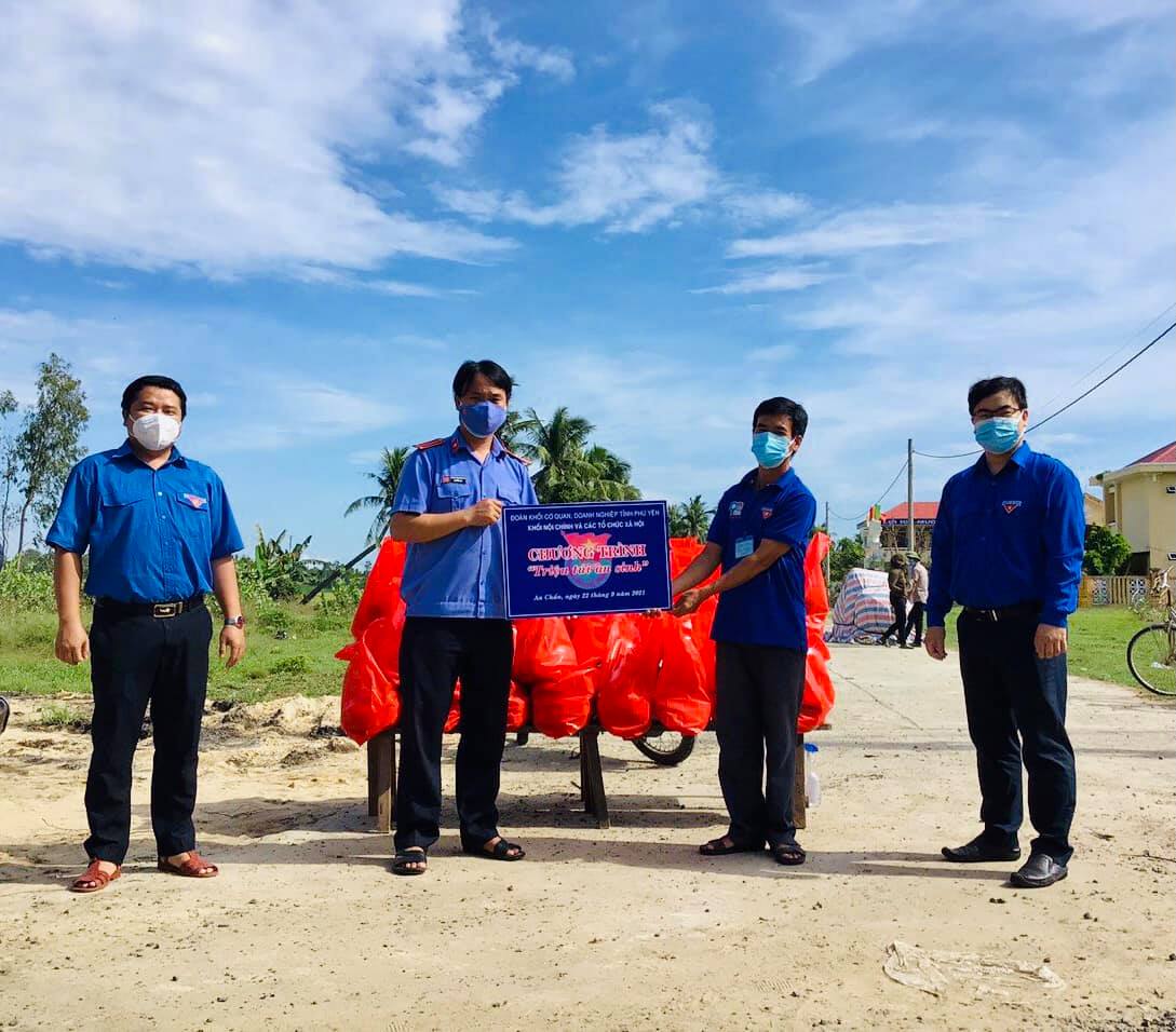 Đoàn trao tặng bảng tượng trưng hỗ trợ túi an sinh cho lãnh đạo địa phương xã An Chấn để tặng người dân.