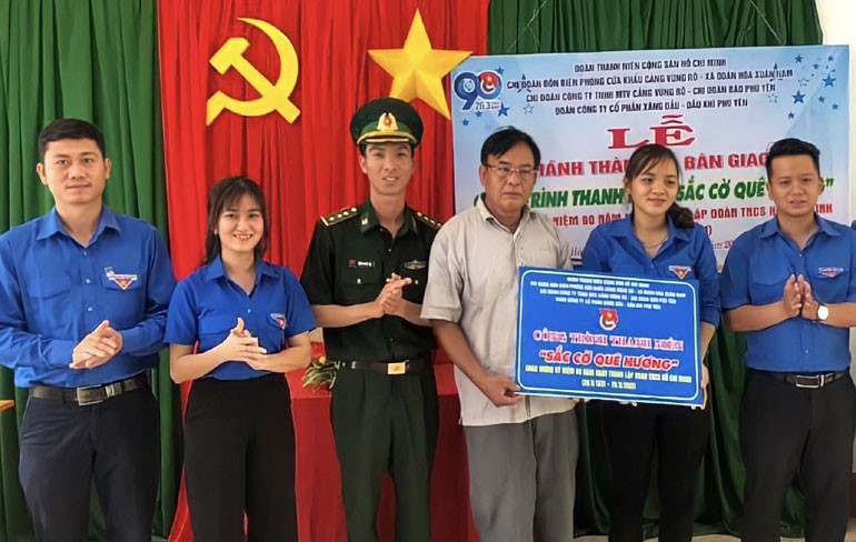 Các đơn vị bàn giao công trình thanh niên Sắc cờ quê hương tại thôn Vũng Rô.