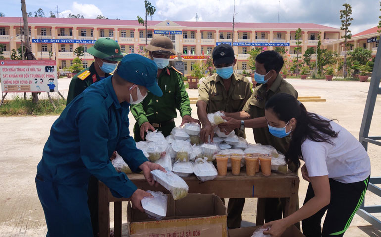 Bếp ăn 0 đồng Gò Méc (thị trấn Chí Thạnh, huyện Tuy An) cung cấp suất ăn cho đồng bào từ TP Hồ Chí Minh trở về quê nhà, cách ly y tế để phòng chống dịch.