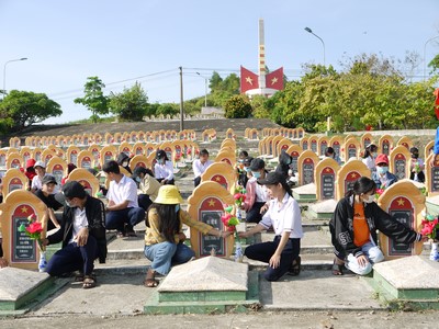 Đoàn viên, học sinh trường Trần Phú tham gia vệ sinh và cắm hoa phần mộ Liệt sĩ.