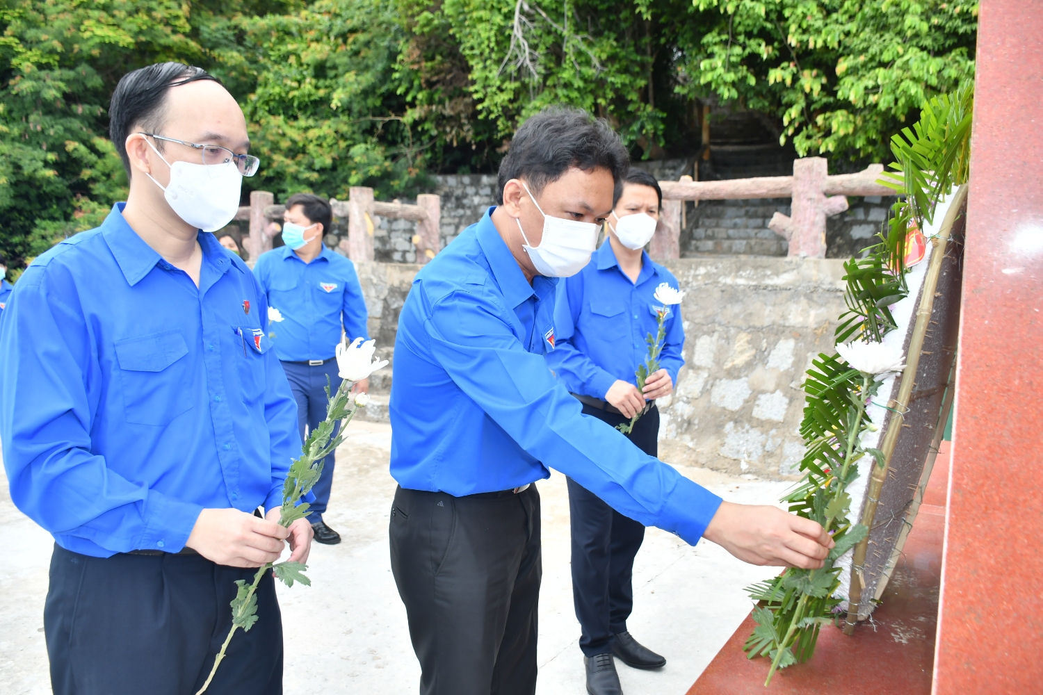 Tập thể Thường trực Tỉnh Đoàn dâng hoa tưởng nhớ ơn các anh hùng liệt sĩ tại vị trí chuyến Tàu Không số thứ tư cập bến Vũng Rô.