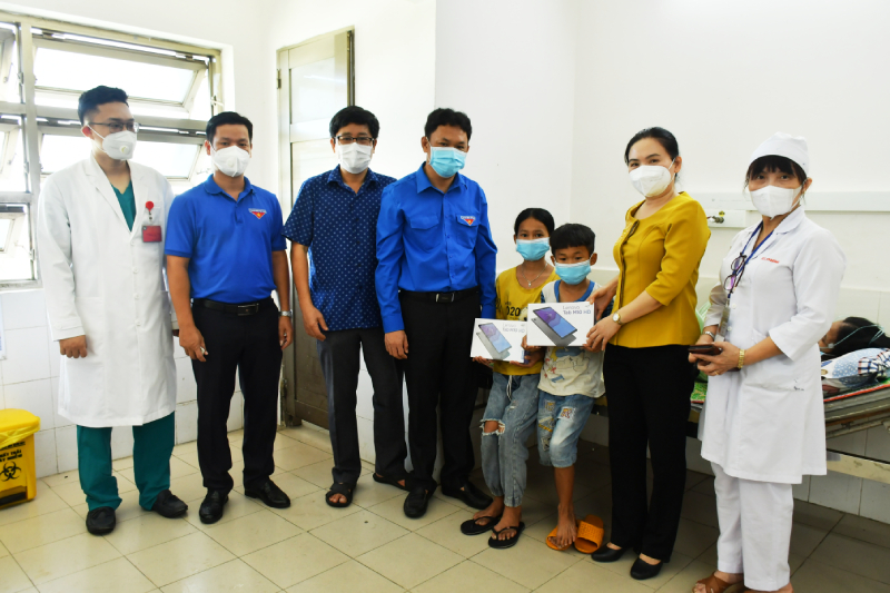 Đồng chí Đinh Thị Thu Thanh và đồng chí Phan Xuân Hạnh trao tặng máy tính bảng cho 02 chị em Huỳnh Thị Kim Tuyền, Huỳnh Anh Tài.
