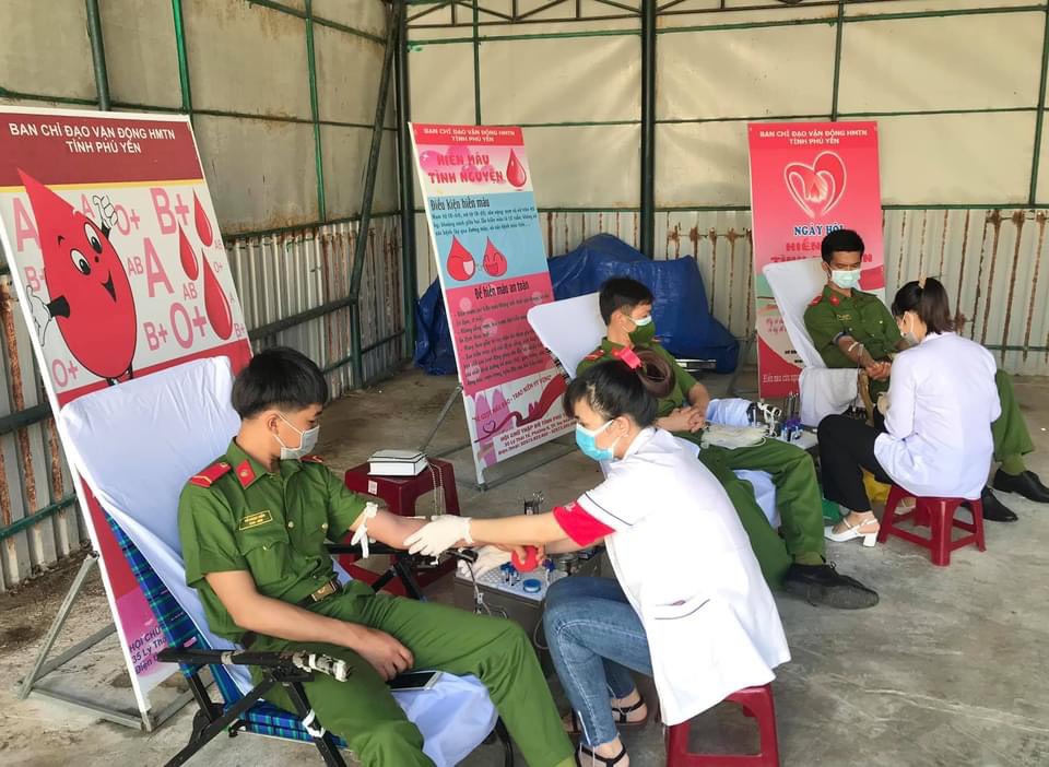Cán bộ, chiến sĩ, đoàn viên thanh niên Công an tỉnh Phú Yên tình nguyện hiến máu.