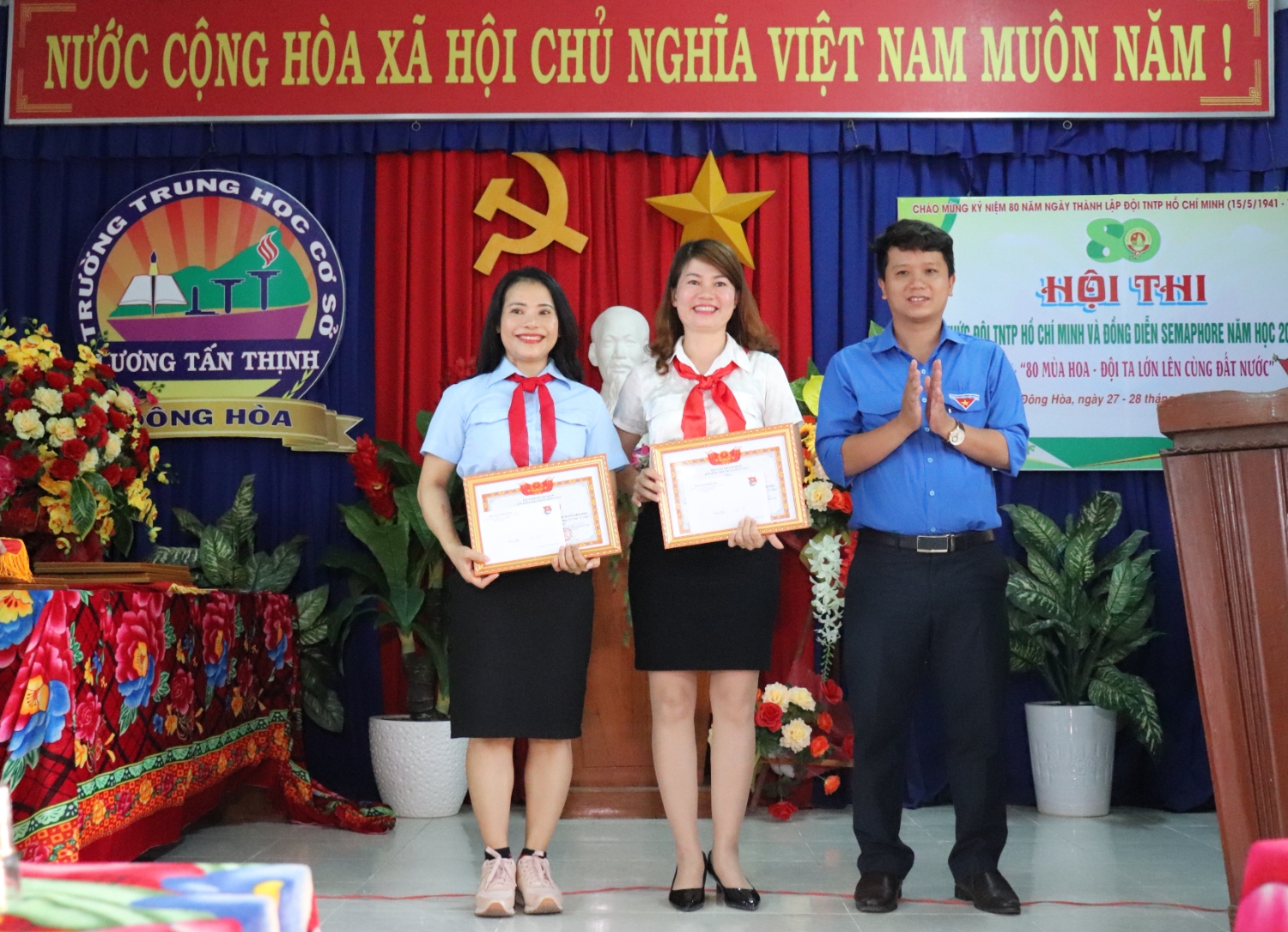 Anh Lê Vũ Long – Phó Bí thư Thị Đoàn trao giải Nhì cho trường TH Trần Quốc Toản và TH Phạm Văn Đồng.
