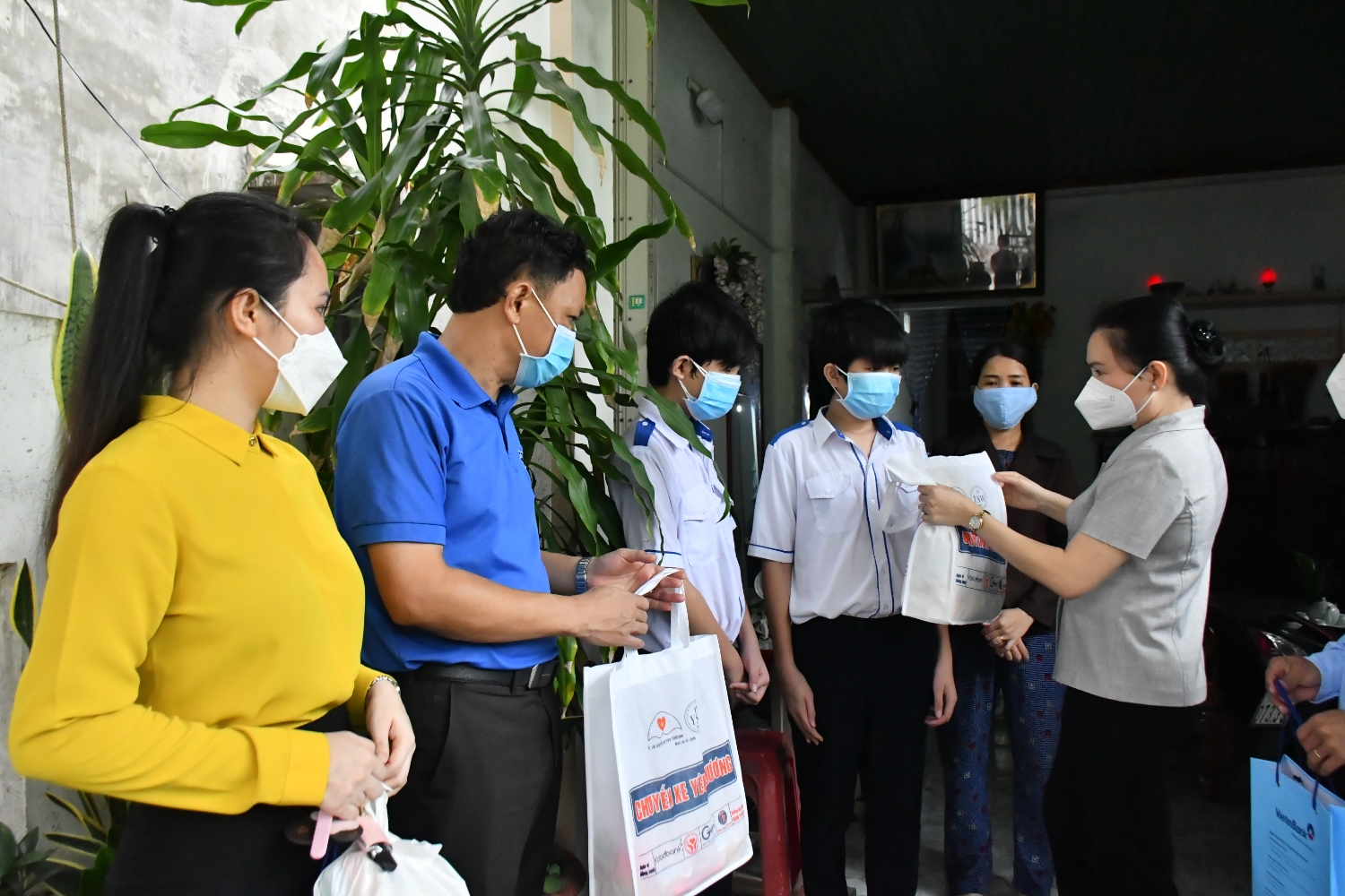 Đồng chí Đinh Thị Thu Thanh, Ủy viên Ban Thường vụ, Trưởng Ban Dân vận Tỉnh ủy tặng quà cho các em thiếu nhi ở phường Phú Đông (TP Tuy Hòa).