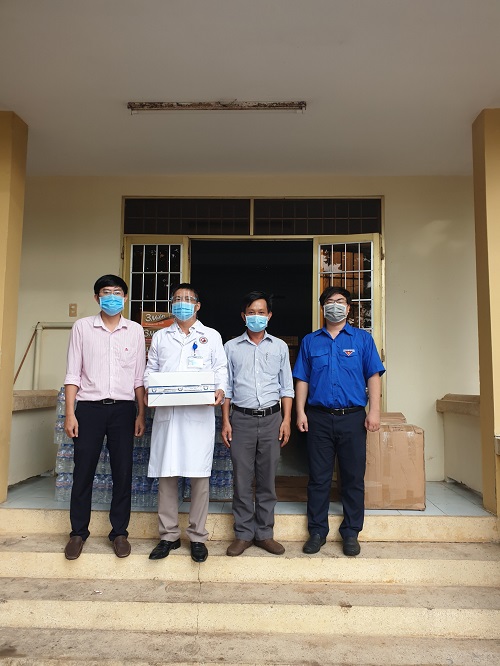 Đại diện Đoàn Khối tặng quà tại Bệnh viện Y học cổ truyền tỉnh Phú Yên