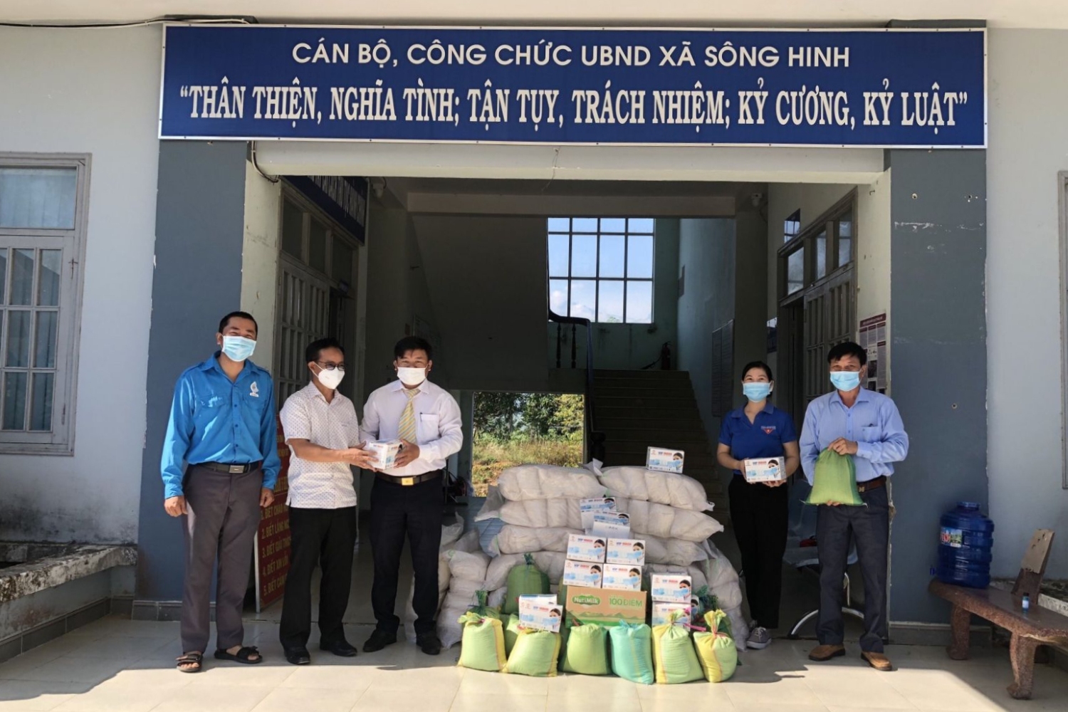 Huyện Đoàn Sông Hinh trao tặng 500 ký gạo, 1.000 khẩu trang, 50 bịch sữa tại UBND xã Sông Hinh.