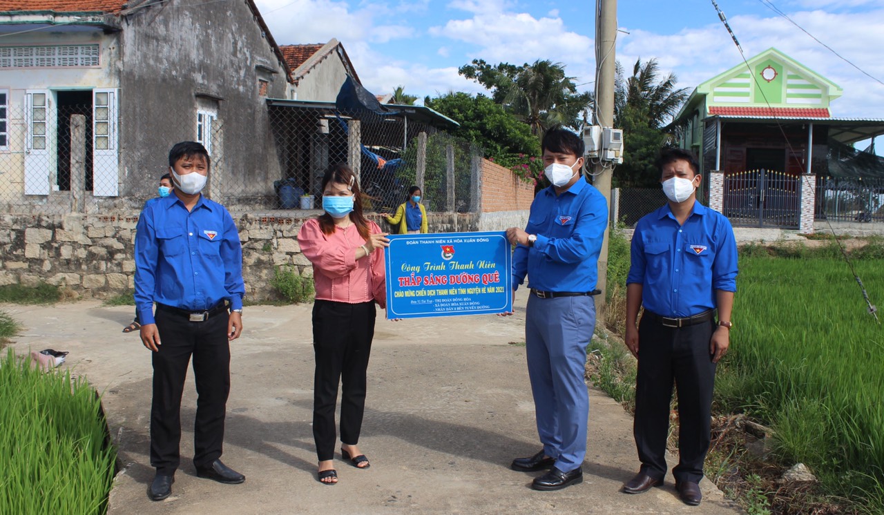 Bàn giao công trình thanh niên cho lãnh đạo địa phương thôn Phú Khê 2.