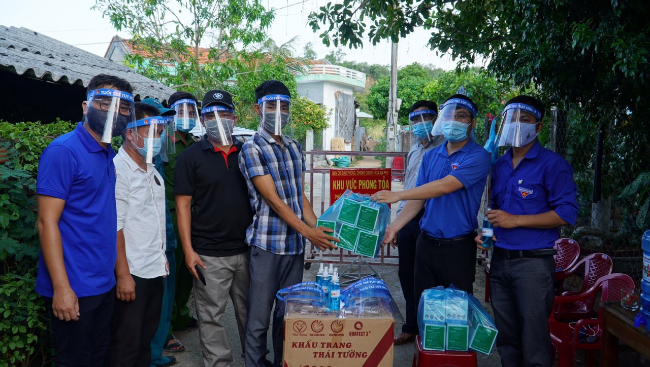 Thành Đoàn tặng nước sát khuẩn cho khu vực phong tỏa cách ly tại xã An Phú.