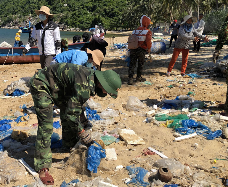 Đoàn viên thanh niên, người dân ra quân thu gom rác thải tại bờ biển thôn Vũng Rô.