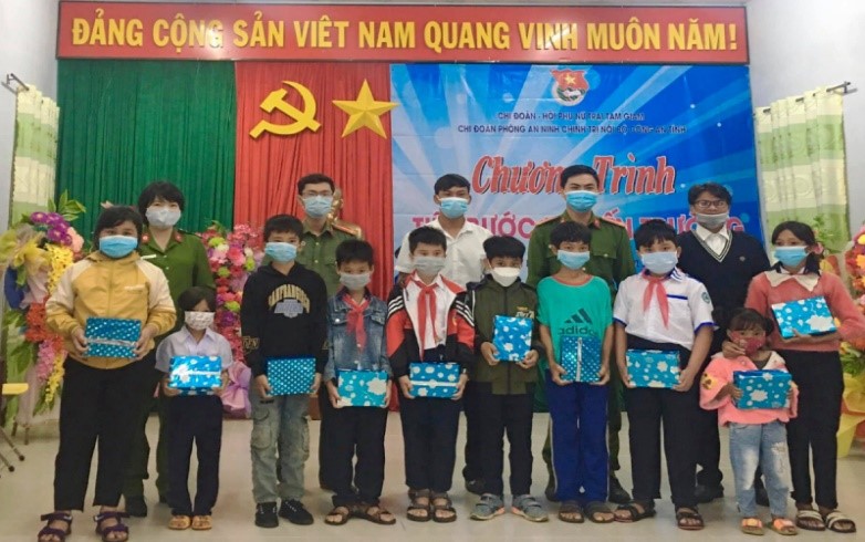 Đoàn tặng quà cho các em học sinh có hoàn cảnh khó khăn tại xã Sông Hinh, huyện Sông Hinh.