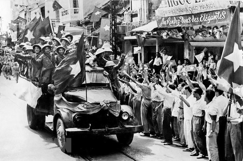 Sáng 10/10/1954, các cánh quân của Quân đội nhân dân Việt Nam từ các cửa ô tiến vào tiếp quản Thủ đô được giải phóng trong rừng cờ hoa đón chào của 20 vạn người dân Hà Nội. (Ảnh: Tư liệu TTXVN)