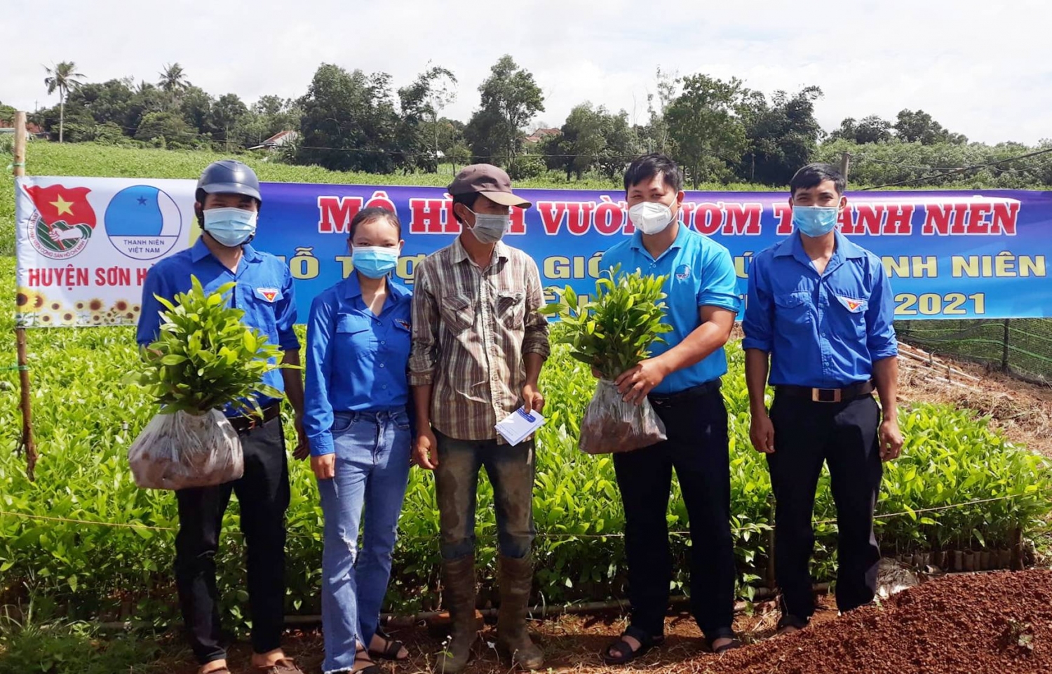 Thường trực Huyện Đoàn trao cây keo giống cho đoàn viên Đàm Ngọc Truyền để xây dựng mô hình “Vườn ươm thanh niên”.