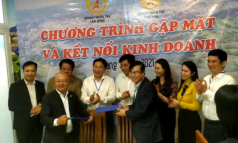 Lễ ký kết hợp tác, kết nối kinh doanh giữa Hội Doanh nhân trẻ Phú Yên và Hội Doanh nhân trẻ Lâm Đồng.