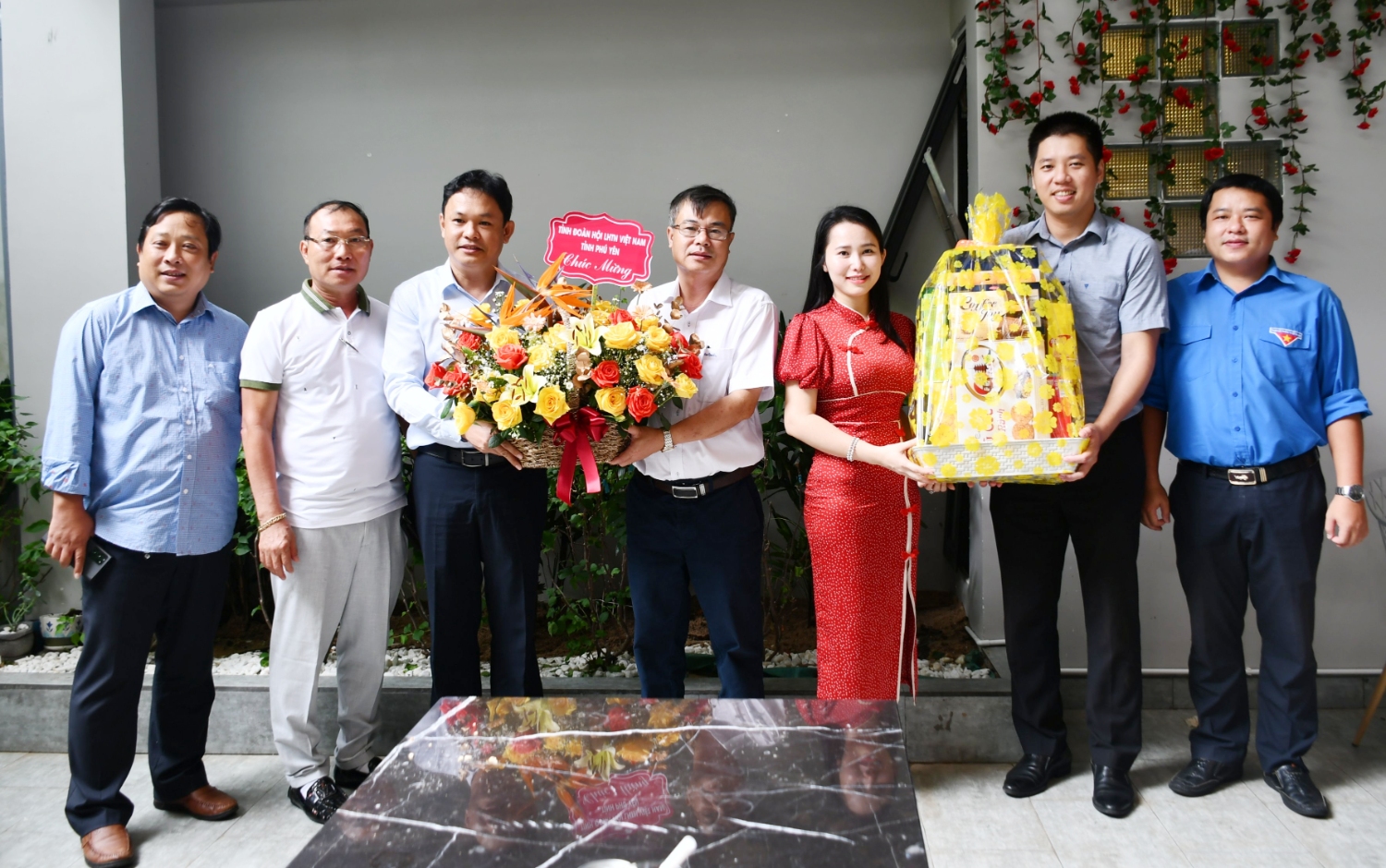 Đồng chí Phan Xuân Hạnh - Tỉnh ủy viên, Bí thư Tỉnh Đoàn tặng hoa chúc mừng Hội Doanh nhân trẻ tỉnh Phú Yên.