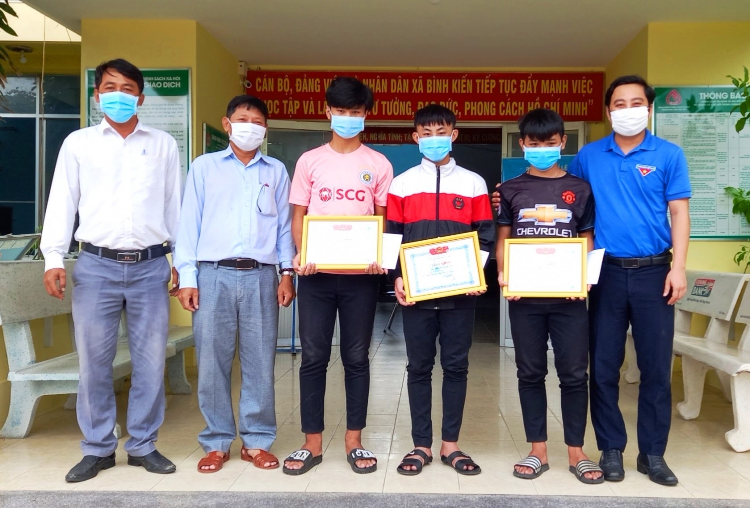 Thành Đoàn Tuy Hòa khen thưởng 3 thanh niên ở xã Bình Kiến.