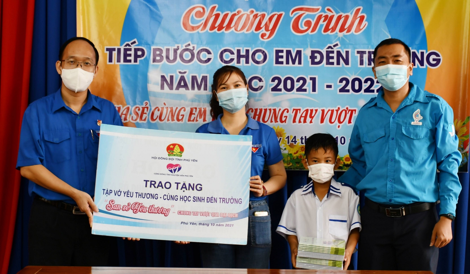 Anh Trần Minh Trí - Phó Bí thư Tỉnh Đoàn, Chủ tịch Hội đồng Đội tỉnh trao tặng tập vở cho học sinh khó khăn ở huyện Sông Hinh.