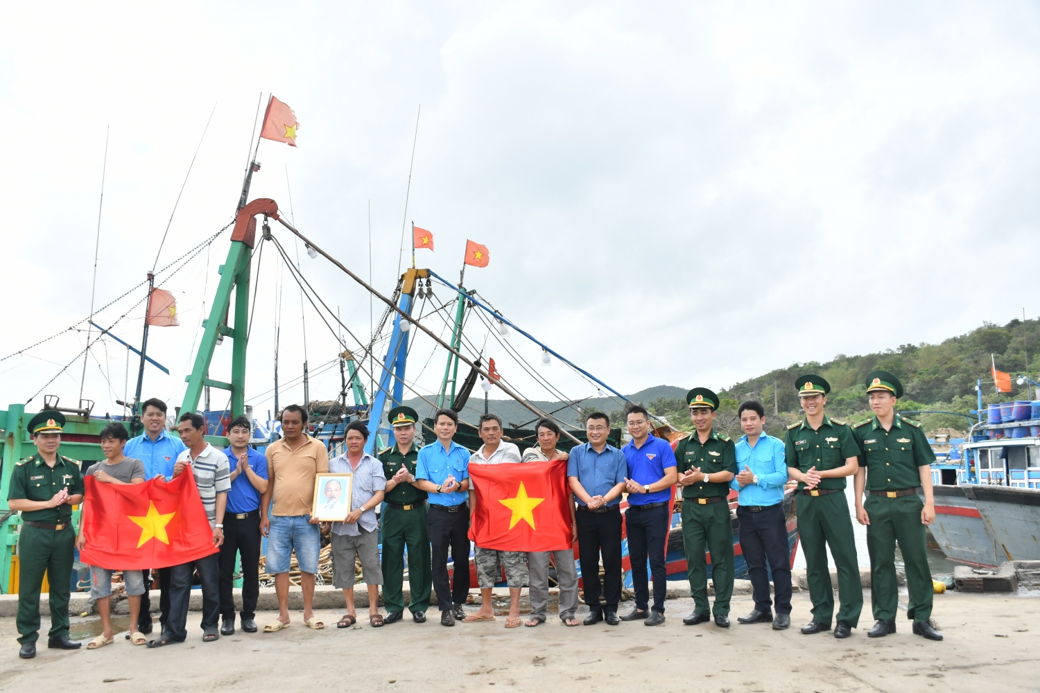 Anh Lương Minh Tùng- Phó Bí thư Tỉnh Đoàn, Chủ tịch Hội LHTN Việt Nam tỉnh trao tặng cờ Tổ quốc và ảnh chân dung Bác Hồ cho ngư dân TX Sông Cầu.