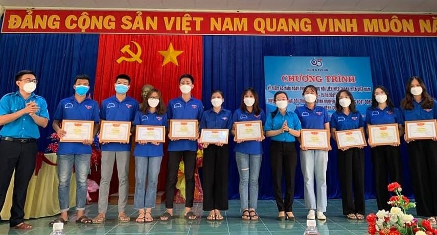 Thường trực Huyện Đoàn tuyên dương đoàn viên, thanh niên có nhiều đóng góp cho công tác phòng, chống dịch bệnh trên địa bàn huyện Tuy An.