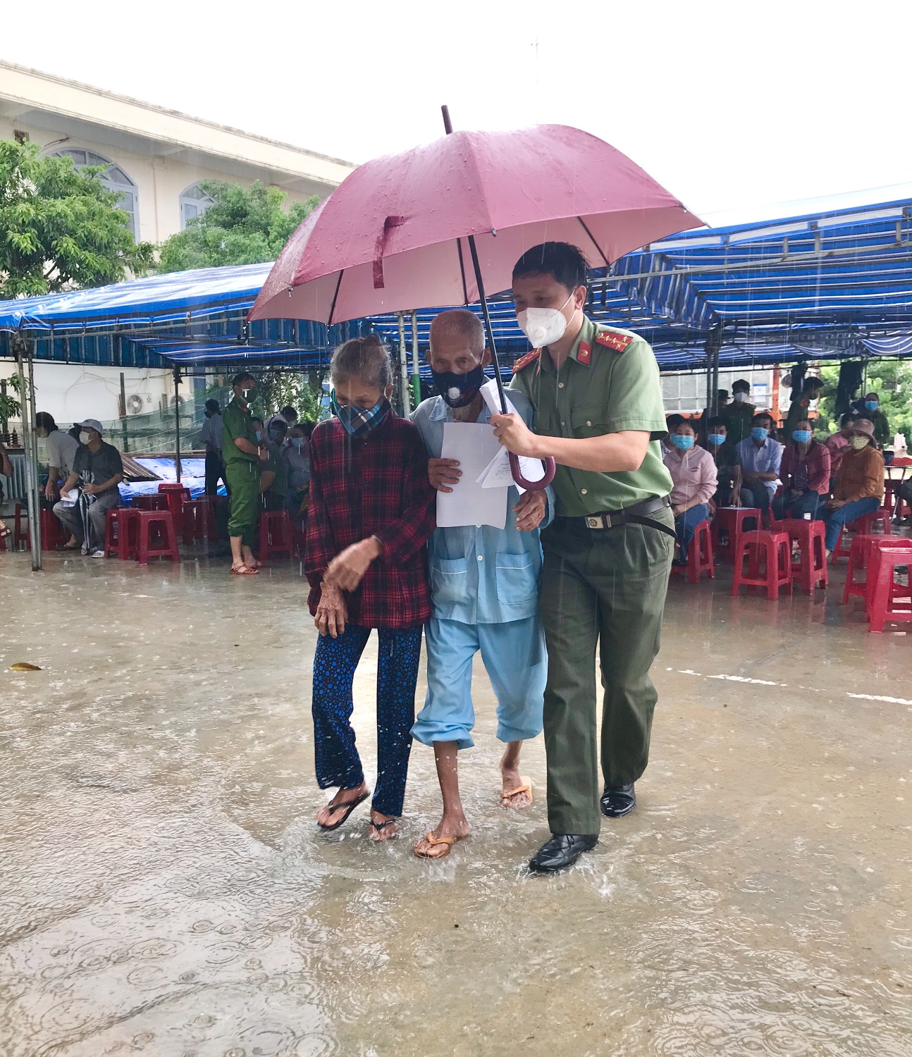 Tham gia hỗ trợ tích cực cho người dân tiêm vắc xin phòng Covid-19