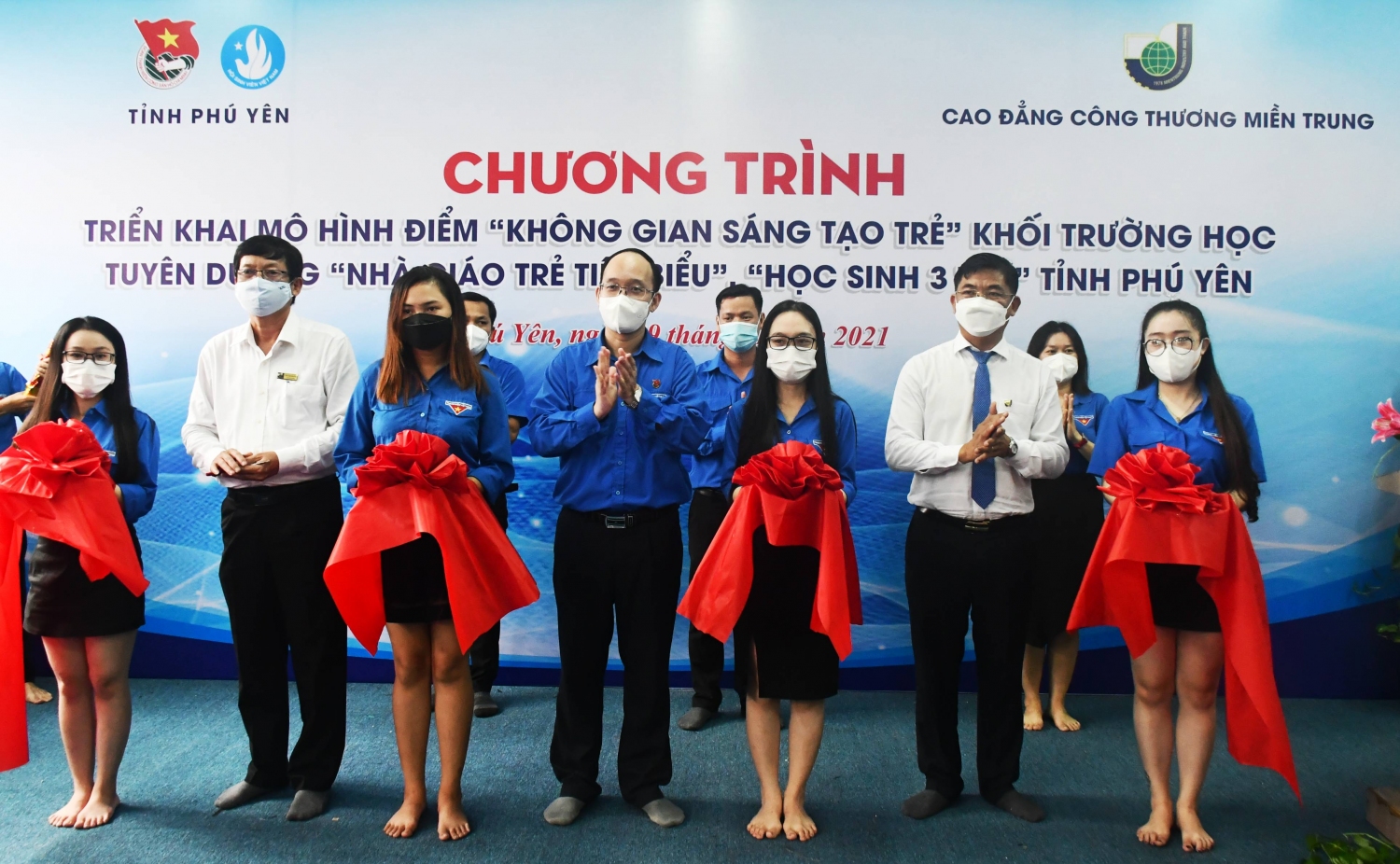 Thường trực Tỉnh Đoàn và lãnh đạo Trường Cao đẳng Công thương Miền Trung cắt băng khánh thành mô hình điểm “Không gian sáng tạo trẻ”.