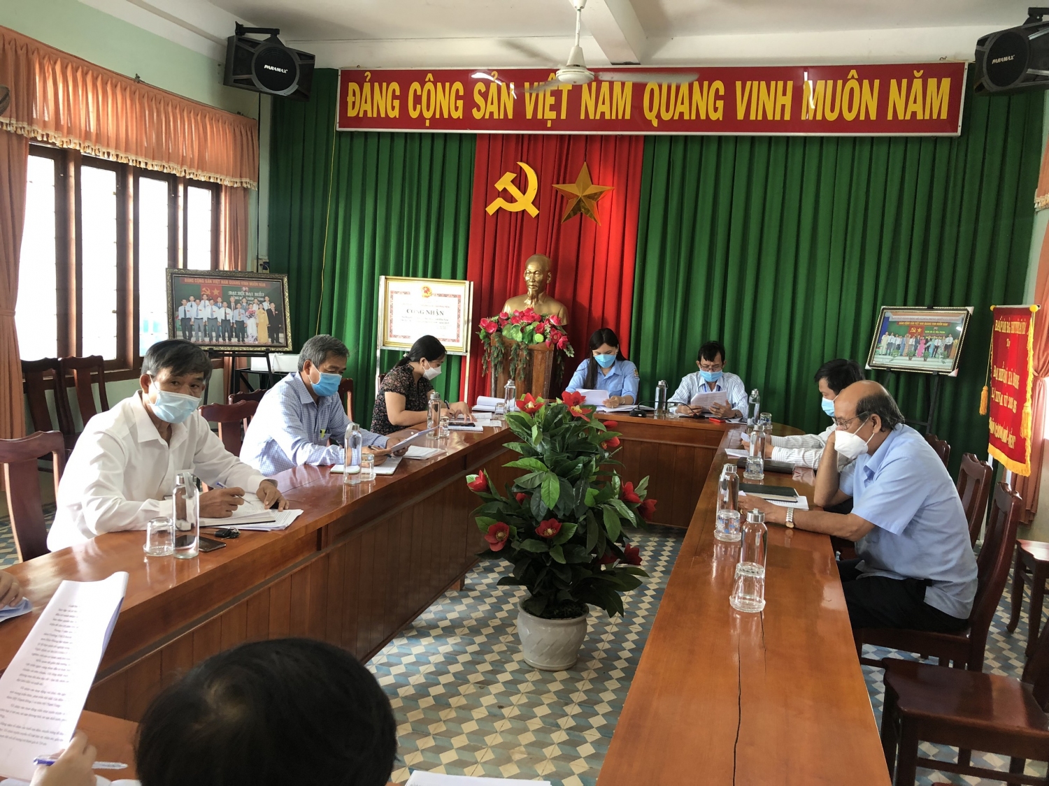 Quang cảnh Đoàn giám sát làm việc với UBND xã Hòa Phong.