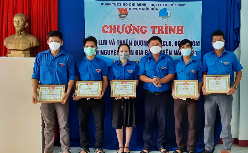 Bí thư Huyện Đoàn Sơn Hòa Cao Minh Sang trao giấy khen cho các CLB, đội, nhóm có thành tích xuất sắc trong các hoạt động tình nguyện.