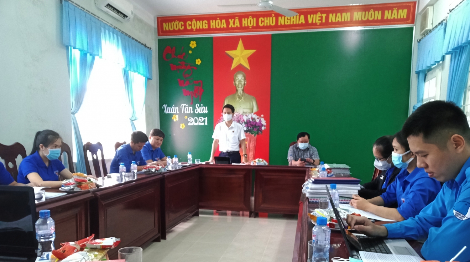 Quang cảnh Đoàn kiểm tra của Ban Thường vụ Tỉnh Đoàn làm việc với Thị Đoàn Đông Hòa.