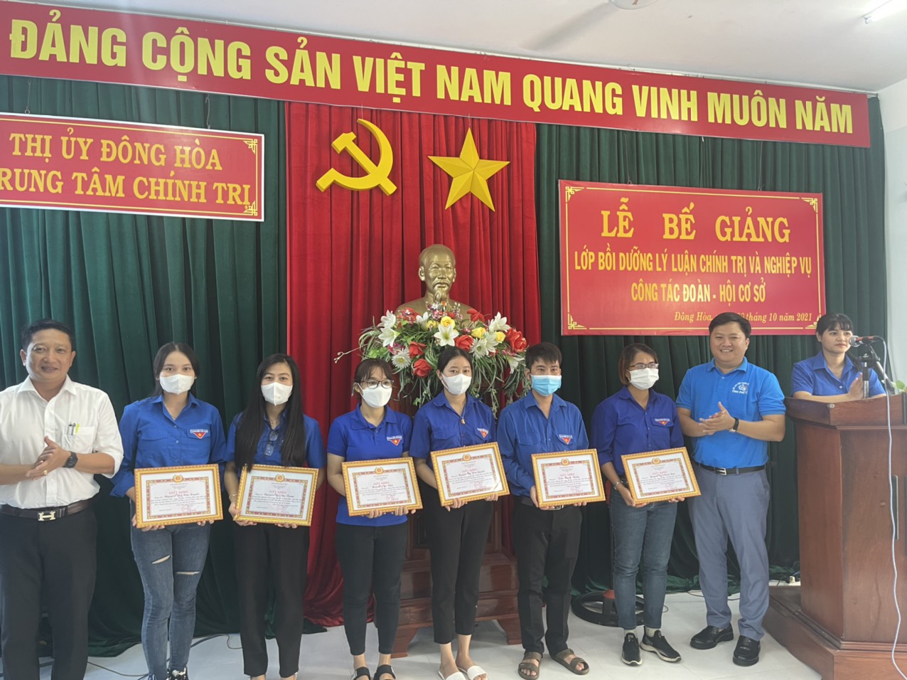 Lãnh đạo Trung tâm Chính trị và Thị Đoàn khen thưởng cho các học viên xuất sắc.