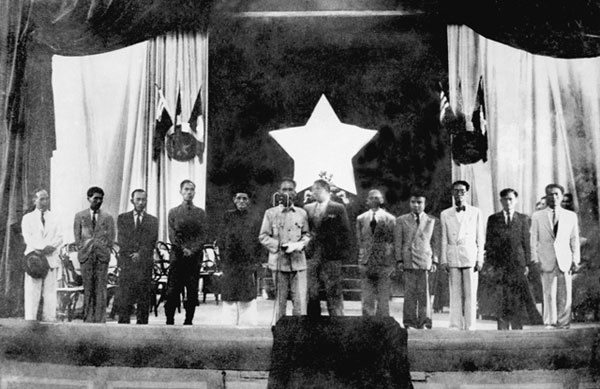 Chủ tịch Hồ Chí Minh cùng các thành viên của Chính phủ tuyên thệ nhậm chức tại Kỳ họp thứ nhất, Quốc hội khóa I (1946). Ảnh tư liệu