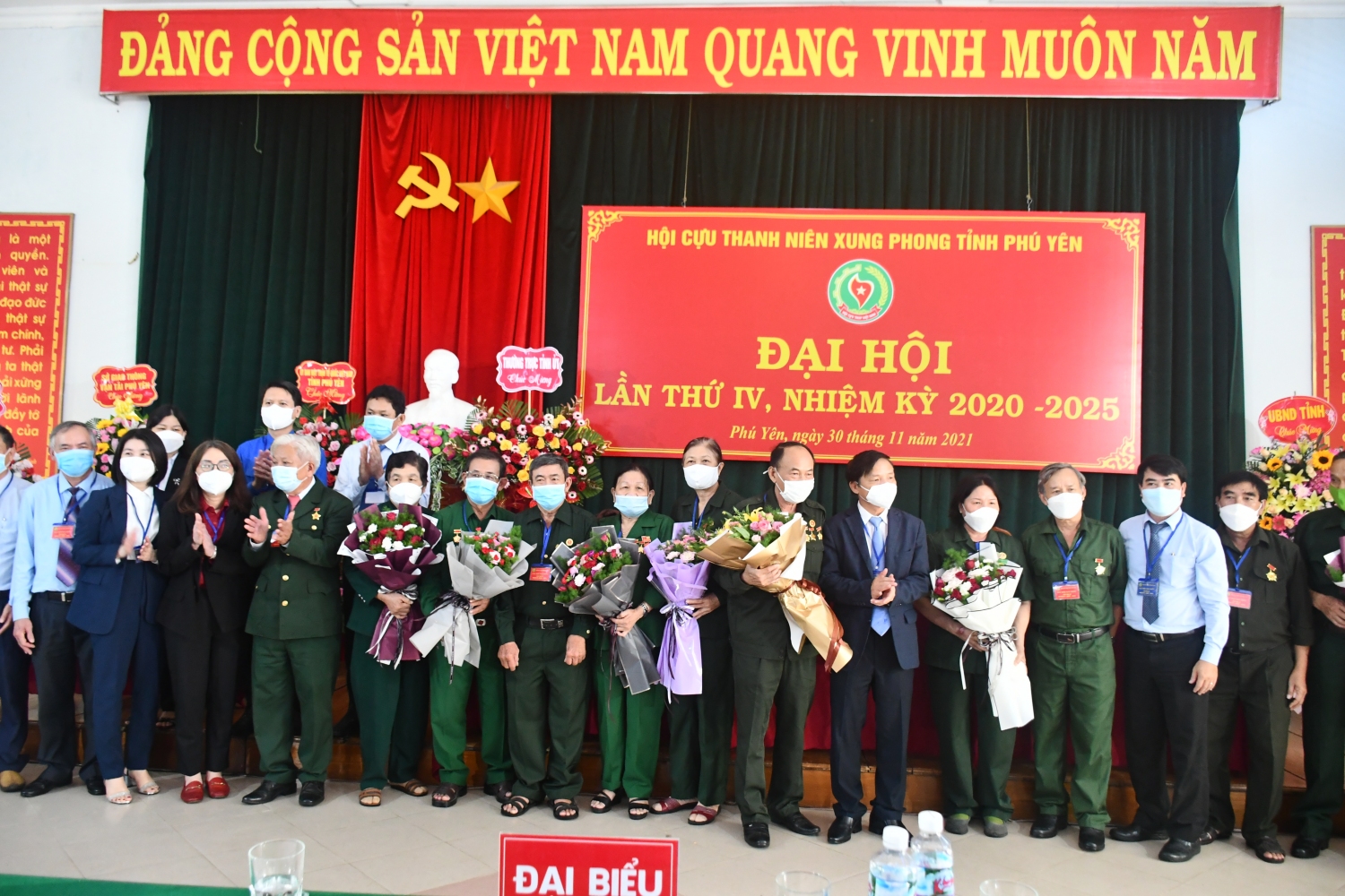 Các đồng chí lãnh đạo tỉnh tặng hoa chúc mừng Ban Chấp hành Hội Cựu Thanh niên xung phong tỉnh Phú Yên nhiệm kỳ 2020-2025.
