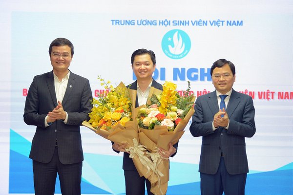 Đồng chí Nguyễn Anh Tuấn, Ủy viên BCH TƯ Đảng, Bí thư thứ nhất TƯ Đoàn; đồng chí Bùi Quang Huy, Ủy viên dự khuyết BCH TƯ Đảng, Bí thư thường trực TƯ Đoàn tặng hoa chúc mừng Tân chủ tịch Hội Sinh viên Việt Nam Nguyễn Minh Triết.