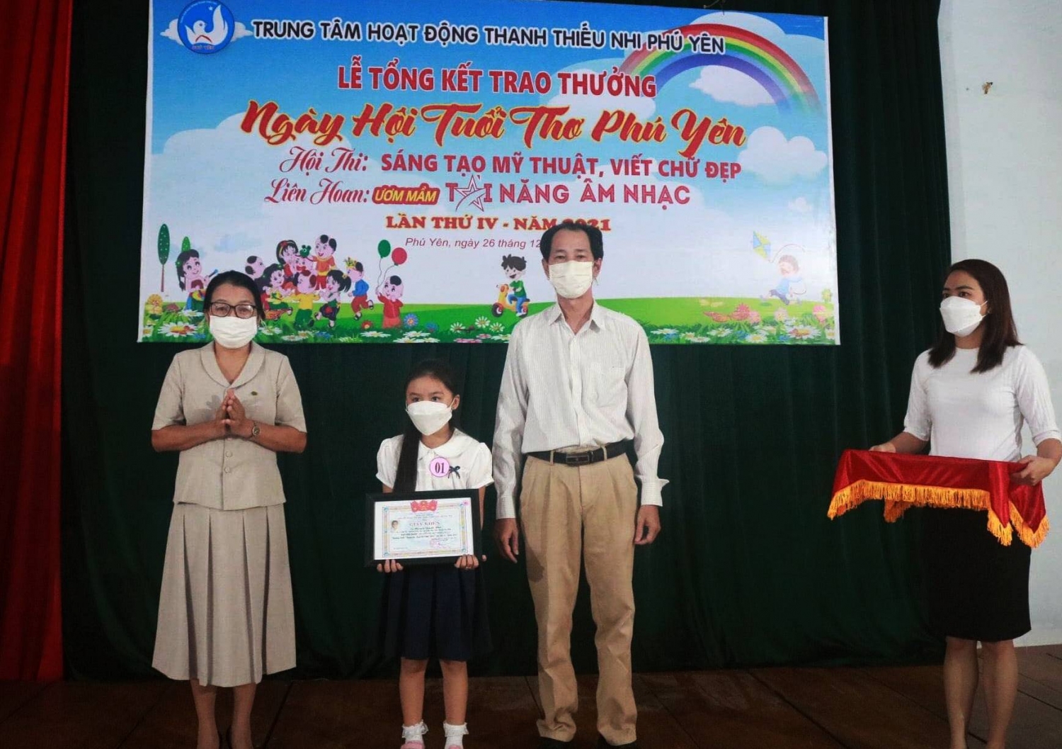 Ban Tổ chức trao giải nhất thi Viết chữ đẹp cho em Nguyễn Quỳnh Như - lớp 3A, Trường TH Thị trấn Phú Thứ, H. Tây Hòa.