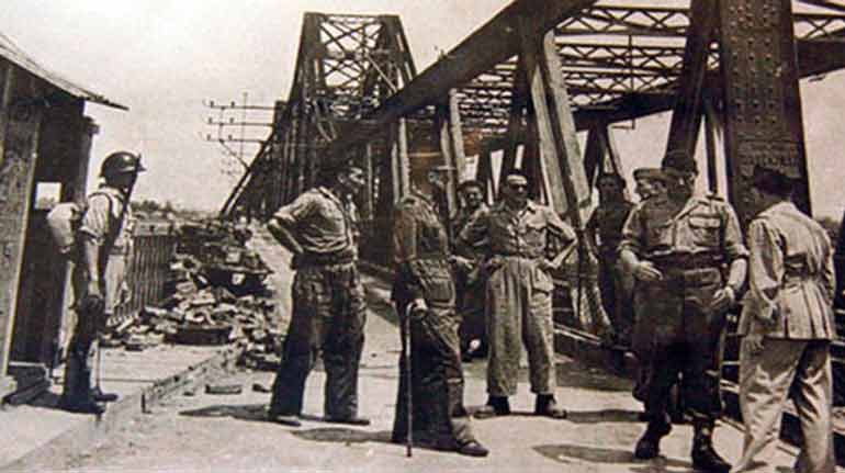 Cầu Đà Rằng bị ta phá sập, quân Pháp phải co cụm ở Phú Lâm, không thể càn qua TX Tuy Hòa. Ảnh TL