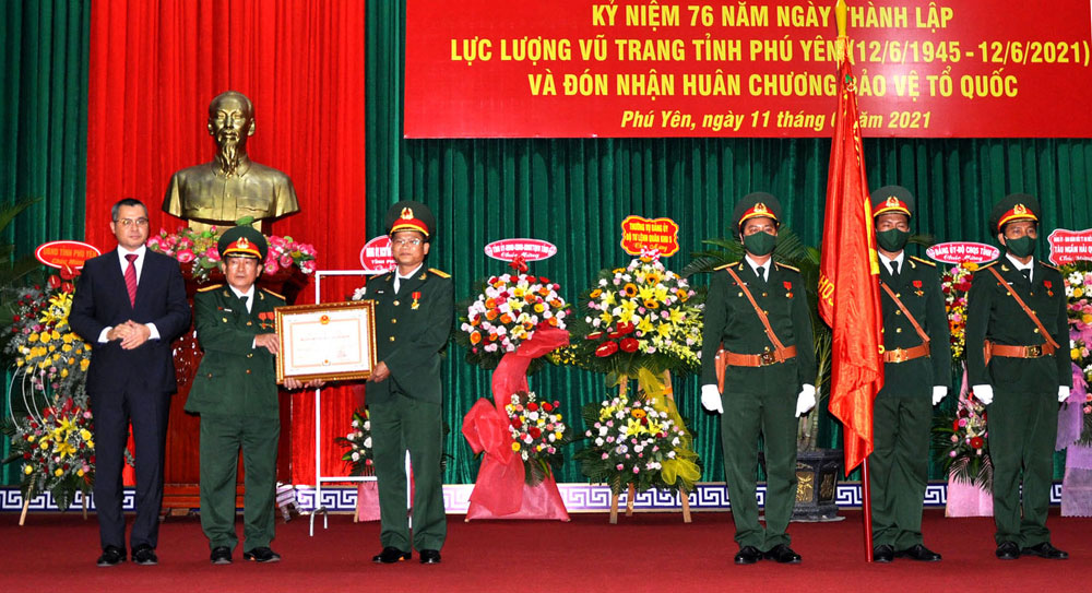 Đồng chí Phạm Đại Dương, Ủy viên Trung ương Đảng, Bí thư Tỉnh ủy, Trưởng Đoàn ĐBQH tỉnh trao Huân chương Bảo vệ Tổ quốc cho LLVT Phú Yên.