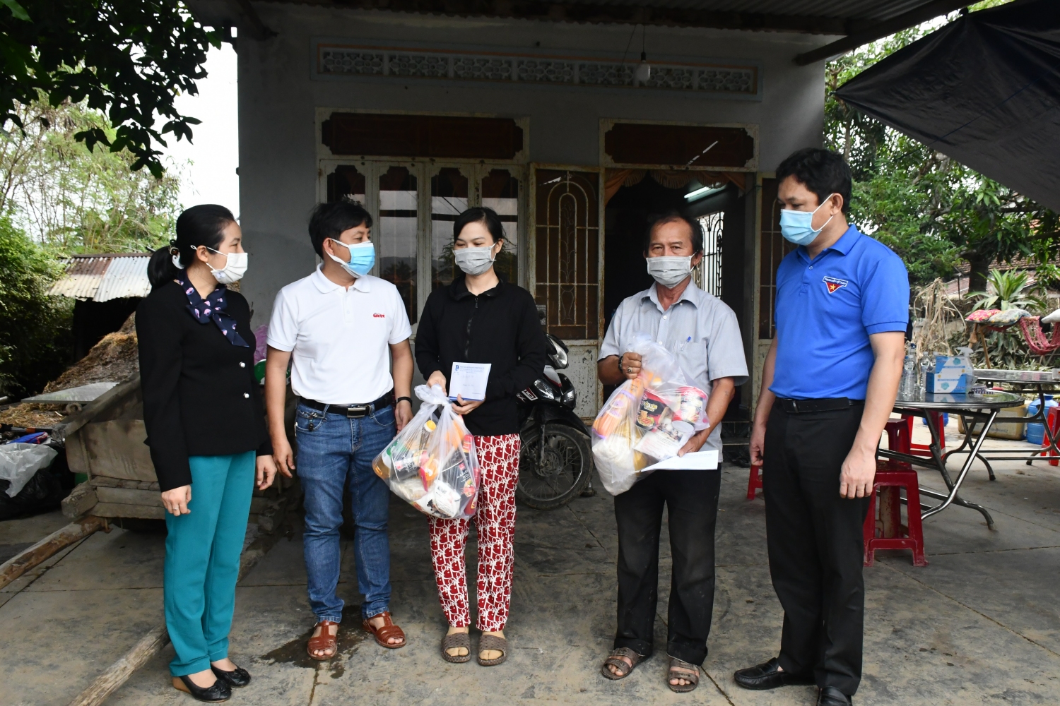 Thường trực Tỉnh Đoàn và đại diện Báo Tuổi trẻ (TP. Hồ Chí Minh), lãnh đạo Huyện ủy Sơn Hòa trao quà cho người dân thôn Thạnh Hội bị thiệt hại nặng nề do lũ lụt vừa gây ra.