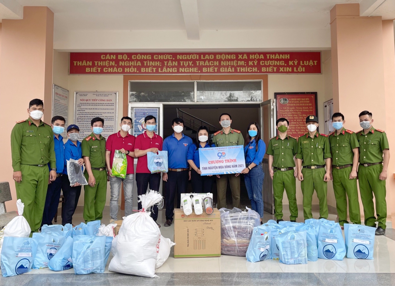 Đoàn thanh niên Công an tỉnh tổ chức chương trình “Tình nguyện mùa đông” và trao quà cho người dân xã Hòa Thành, thị xã Đông Hòa.