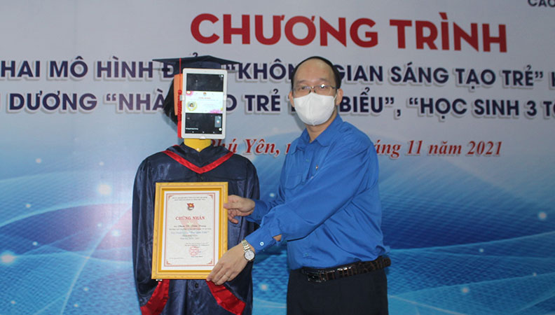 Anh Trần Minh Trí, Phó Bí thư Tỉnh Đoàn trao danh hiệu “Học sinh 3 tốt” cho các học sinh bằng hình thức trực tuyến để đảm bảo công tác phòng chống dịch COVID-19.