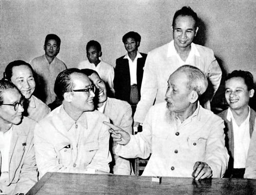 Chủ tịch Hồ Chí Minh với đại biểu trí thức dự Hội nghị Chính trị đặc biệt tháng 3-1964. Ảnh: TTXVN