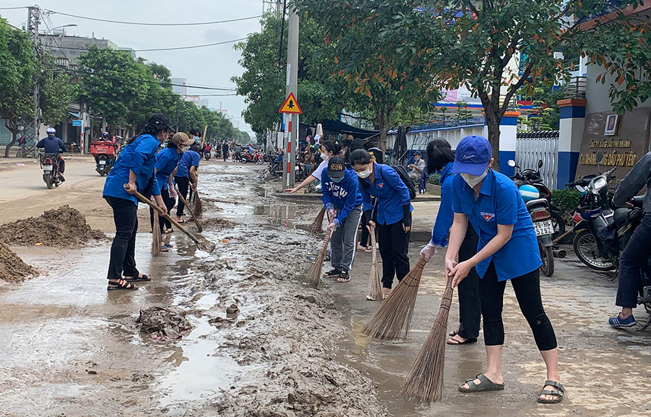 ĐVTN tình nguyện Trường ĐH Phú Yên ra quân dọn dẹp bùn đất và vệ sinh môi trường trên đường Lê Lợi (TP Tuy Hòa).