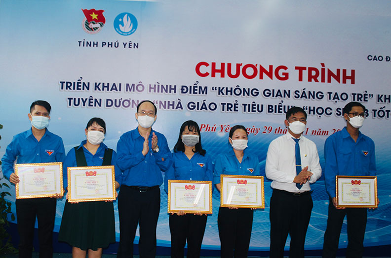 Anh Trần Minh Trí (thứ 3 từ trái qua), Phó Bí thư Tỉnh Đoàn trao bằng khen cho các nhà giáo trẻ tiêu biểu.