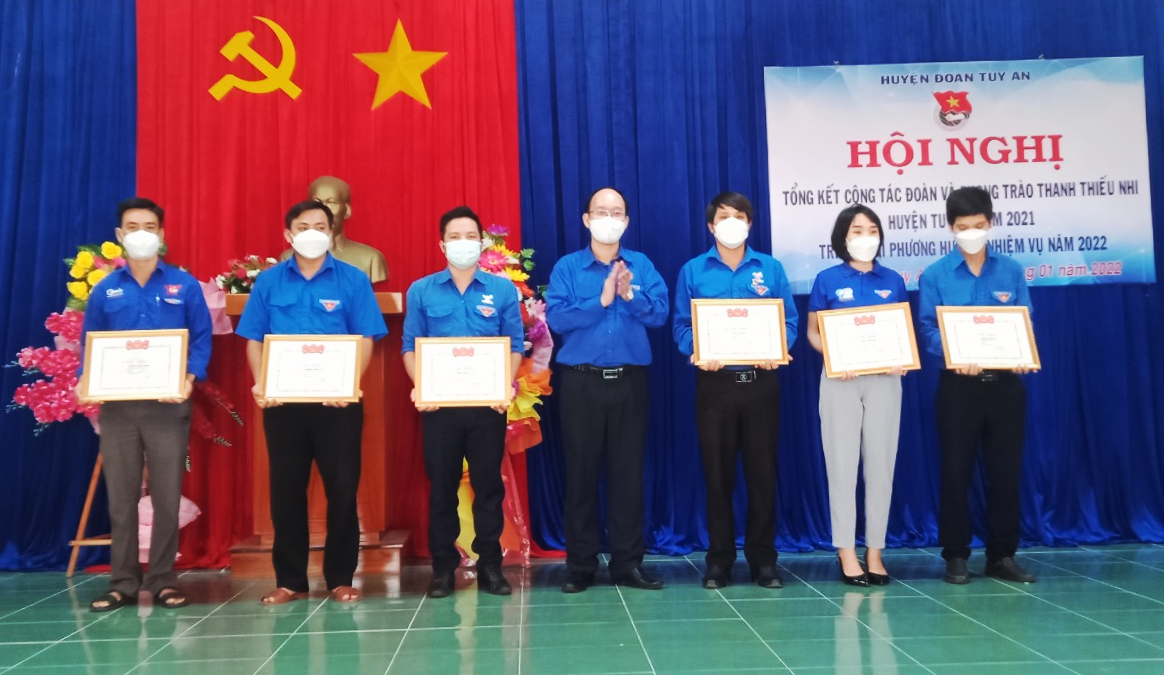 Đồng chí Trần Minh Trí - Phó Bí thư Tỉnh Đoàn trao tặng bằng khen cho các tập thể và cá nhân có thành tích xuất sắc trong công tác Đoàn và phong trào thanh thiếu nhi huyện Tuy An năm 2021.