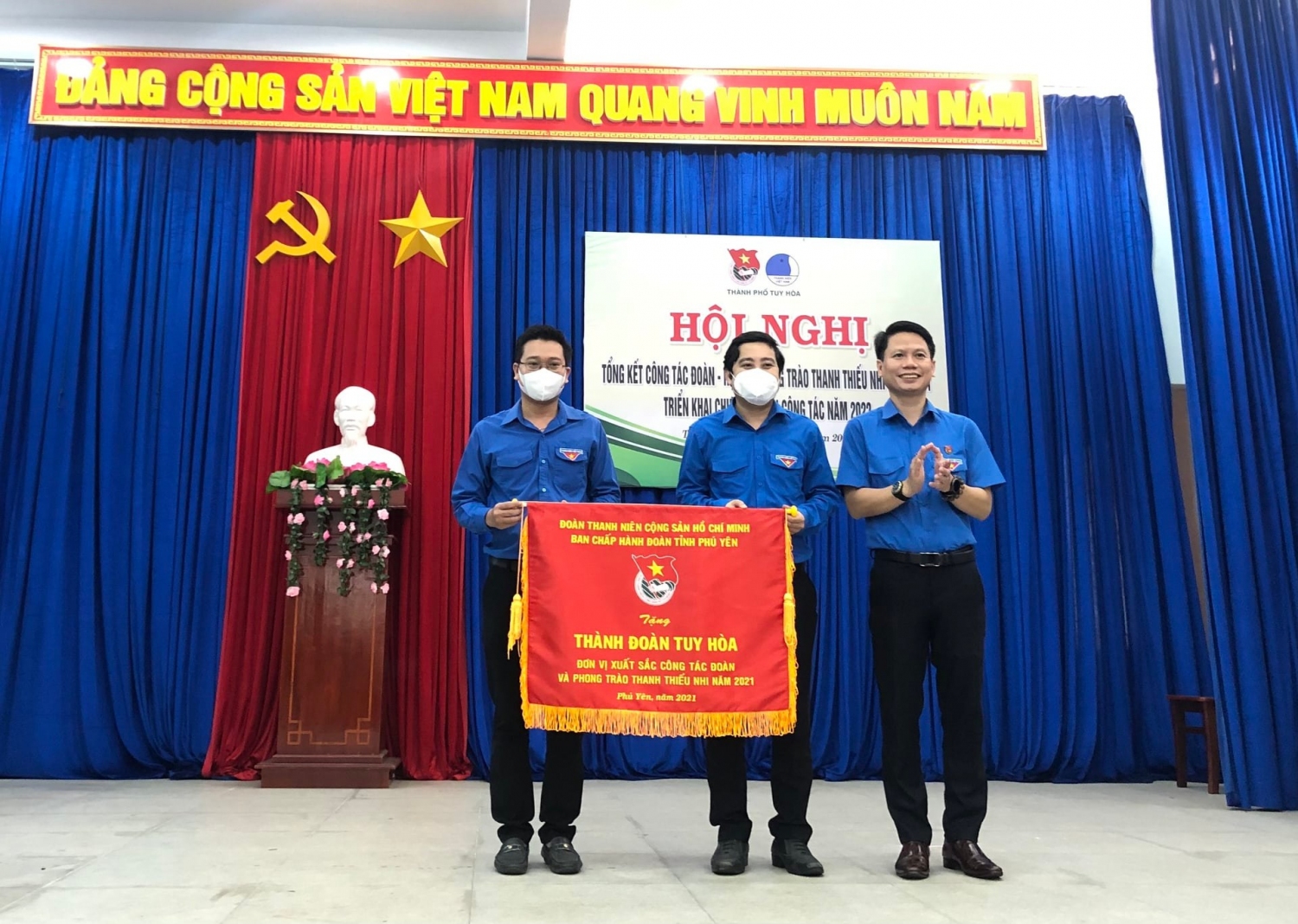 Đồng chí Lương Minh Tùng - Phó Bí thư Tỉnh Đoàn, Chủ tịch Hội LHTN Việt Nam tỉnh trao cờ thi đua xuất sắc cho Thành Đoàn Tuy Hòa.