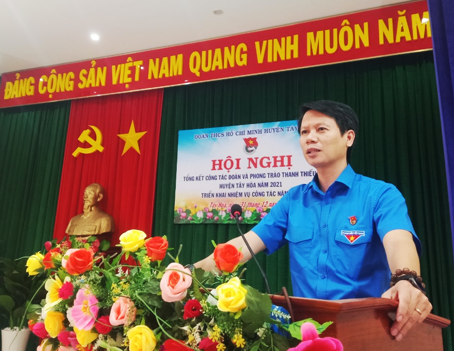 Đồng chí Lương Minh Tùng - Phó Bí thư Tỉnh Đoàn, Chủ tịch Hội LHTN Việt Nam tỉnh phát biểu tại hội nghị.