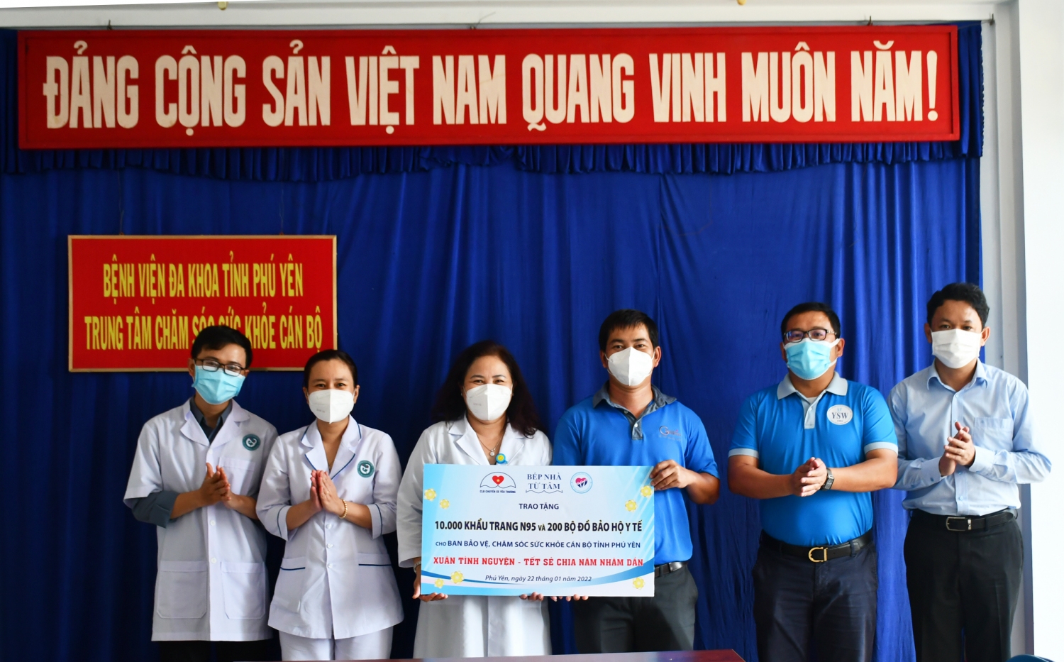 Đoàn trao bảng tượng trưng tặng trang thiết bị y tế cho Ban bảo vệ chăm sóc sức khỏe tỉnh Phú Yên.