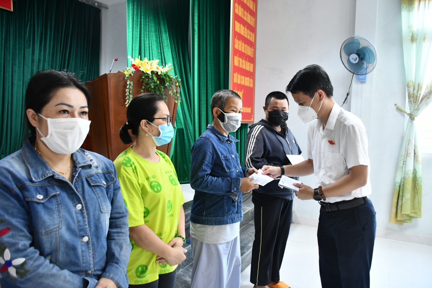 Đồng chí Lương Minh Tùng trao quà tết cho các hộ nghèo ở Phường 1, thành phố Tuy Hòa.