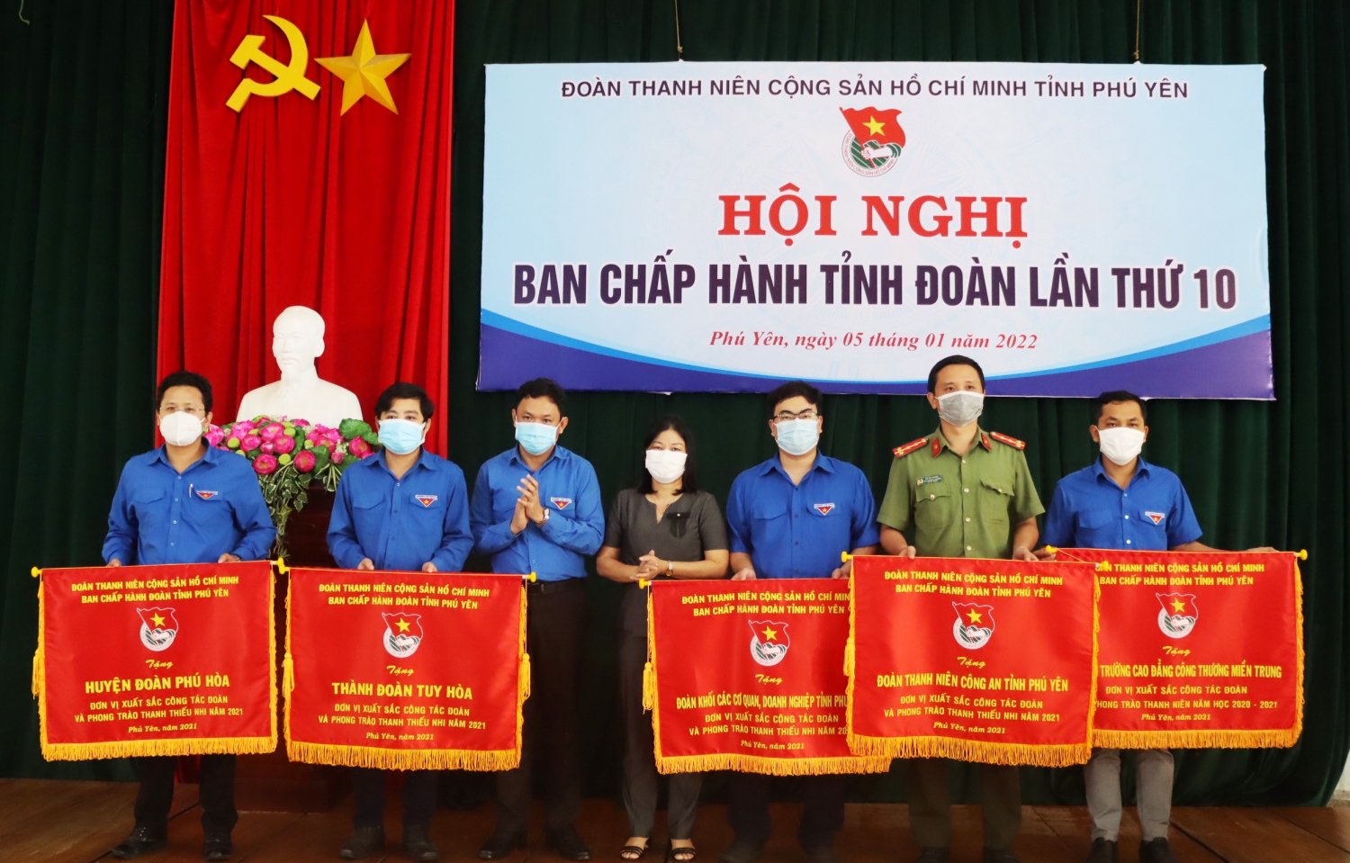 Đ/c Phan Xuân Hạnh - Tỉnh ủy viên, Bí thư Tỉnh Đoàn và Đ/c Lê Thị Ngọc Hoa - Phó Ban Dân vận Tỉnh ủy trao cờ thi đua cho các đơn vị xuất sắc công tác Đoàn và phong trào thanh thiếu nhi năm 2021, công tác Đoàn trường học năm học 2020-2021.