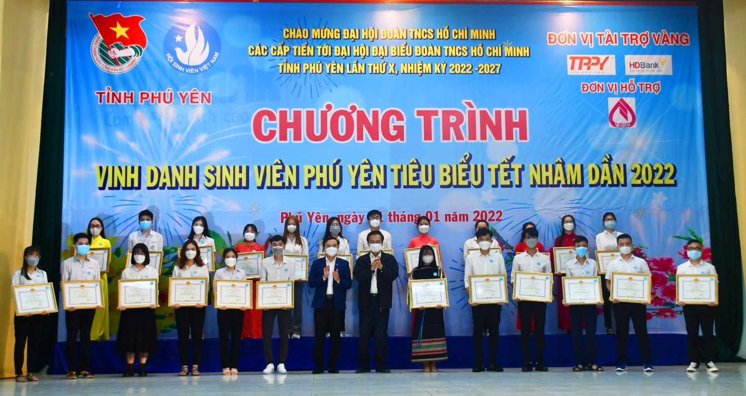 Đồng chí Đào Tấn Lộc - Nguyên Ủy viên BCH Trung ương Đảng, Nguyên Bí thư Tỉnh ủy, Chủ tịch Hội Cựu Học sinh, Sinh viên Phú Yên và đồng chí Bùi Thanh Toàn - Uỷ viên Ban Thường vụ, Trưởng Ban Tuyên giáo Tỉnh ủy trao tặng bằng khen cho các sinh viên Phú Yên.