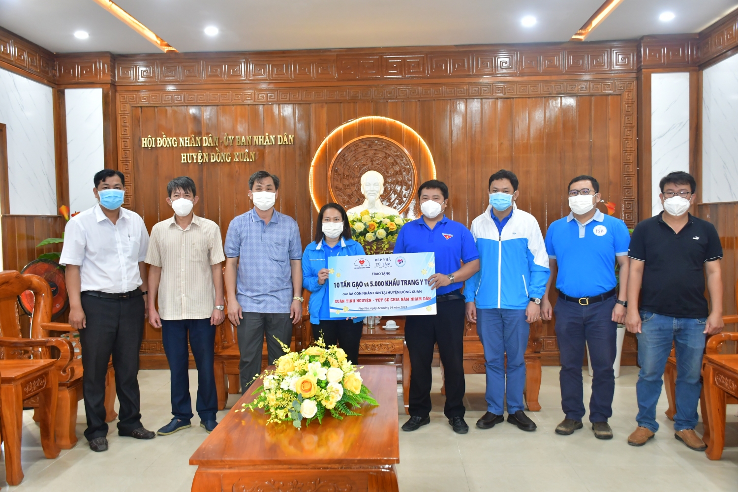 Đoàn trao tặng bảng tượng trưng hỗ trợ gạo và khẩu trang y tế cho lãnh đạo địa phương huyện Đồng Xuân để hỗ trợ bà con Nhân dân.