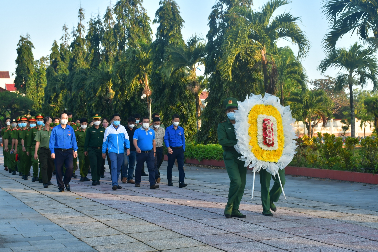 Thường trực Tỉnh Đoàn và đoàn viên, thanh niên tham gia đặt vòng hoa tưởng niệm các anh hùng liệt sĩ tại Đài tưởng niệm Nghĩa trang Liệt sĩ tỉnh.